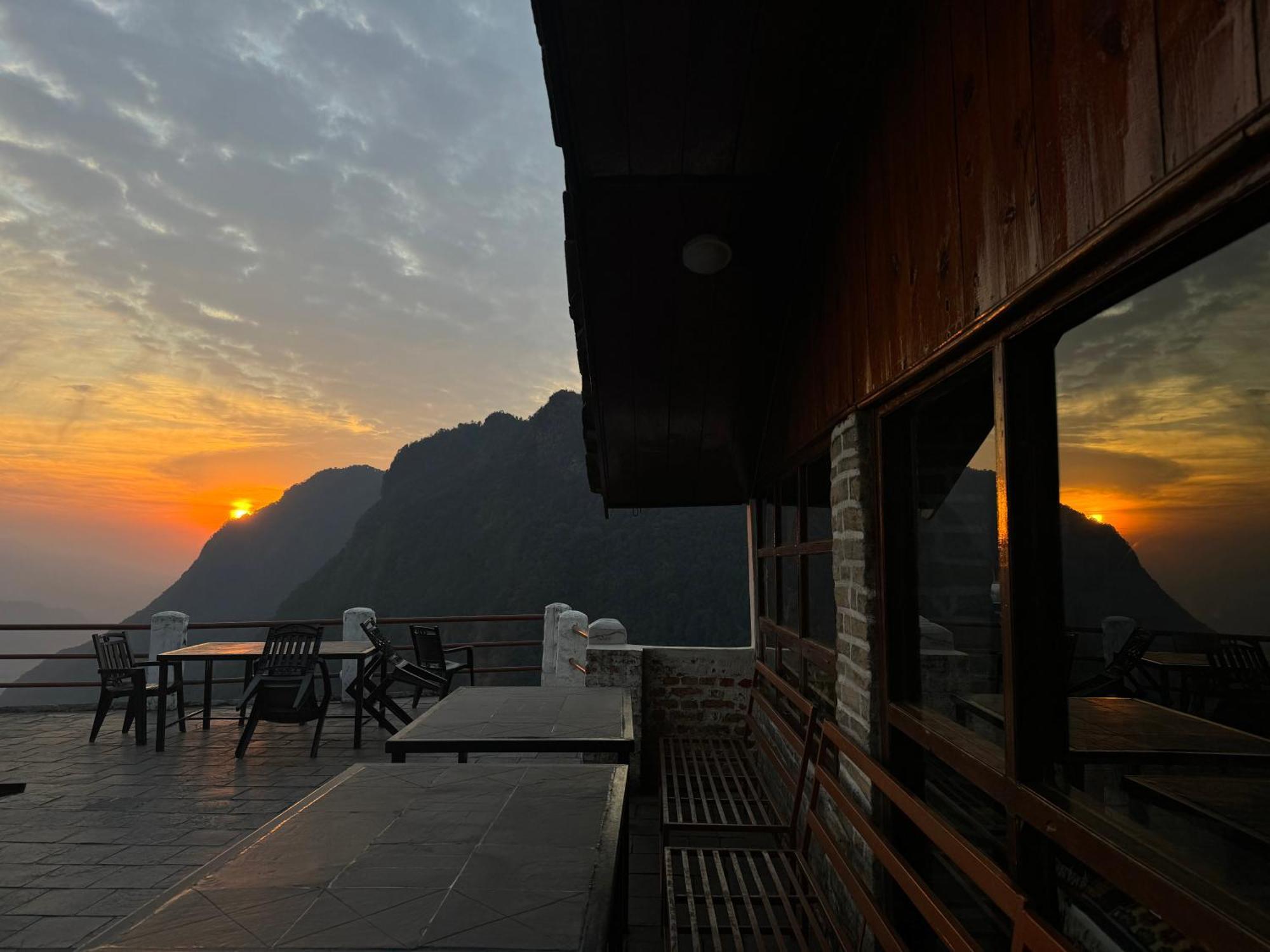 Es Deurali Resort Покхара Экстерьер фото