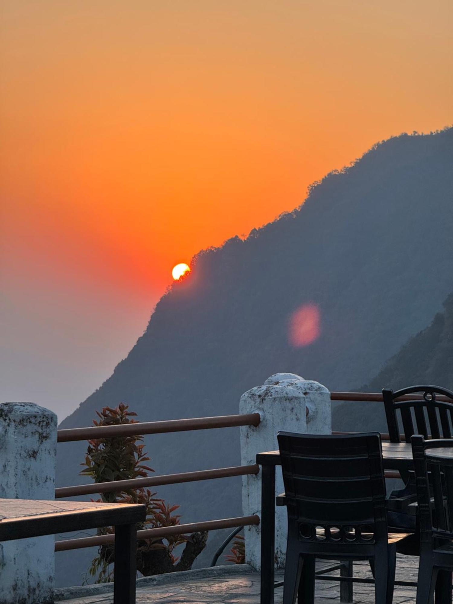 Es Deurali Resort Покхара Экстерьер фото