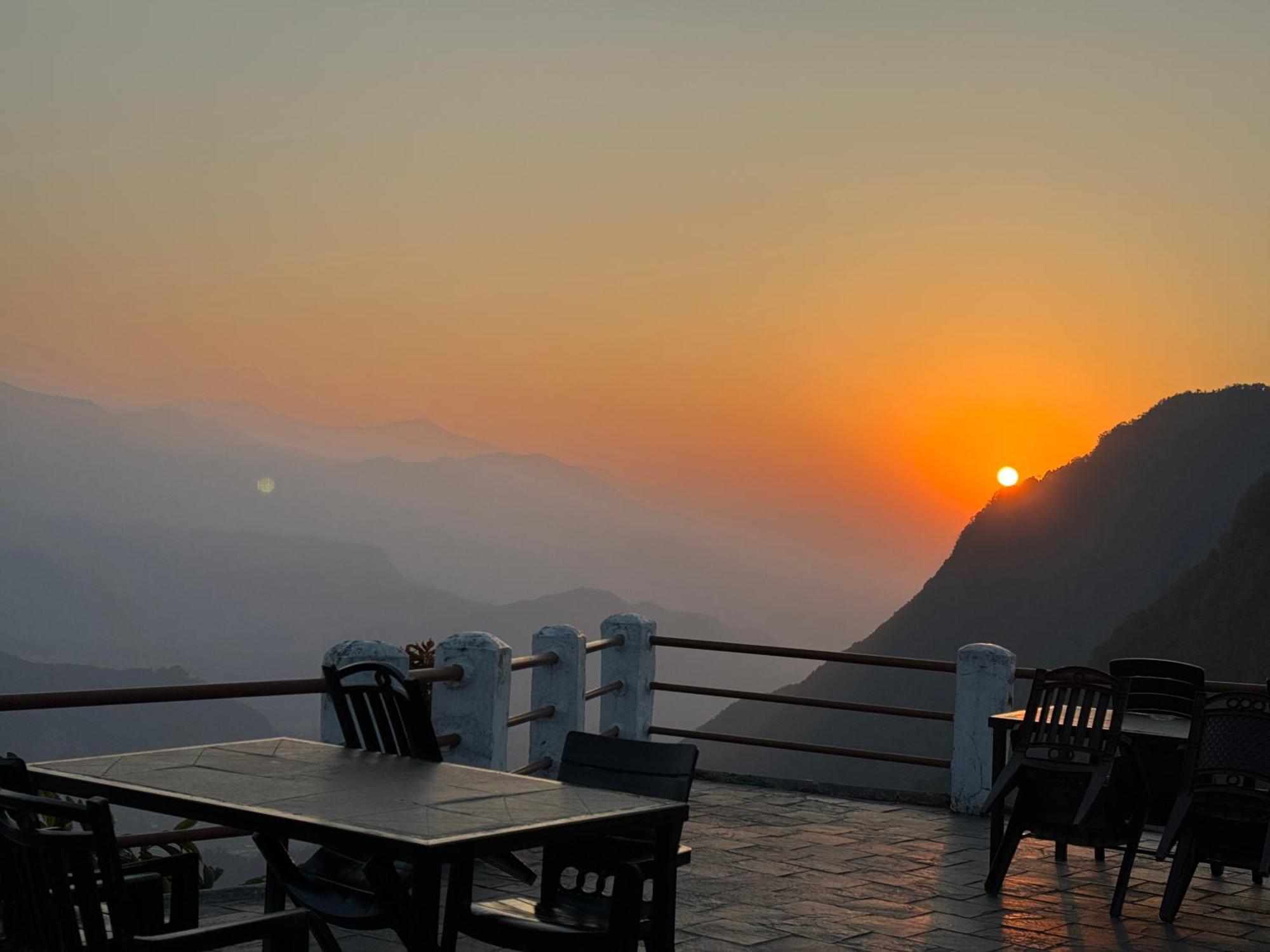 Es Deurali Resort Покхара Экстерьер фото