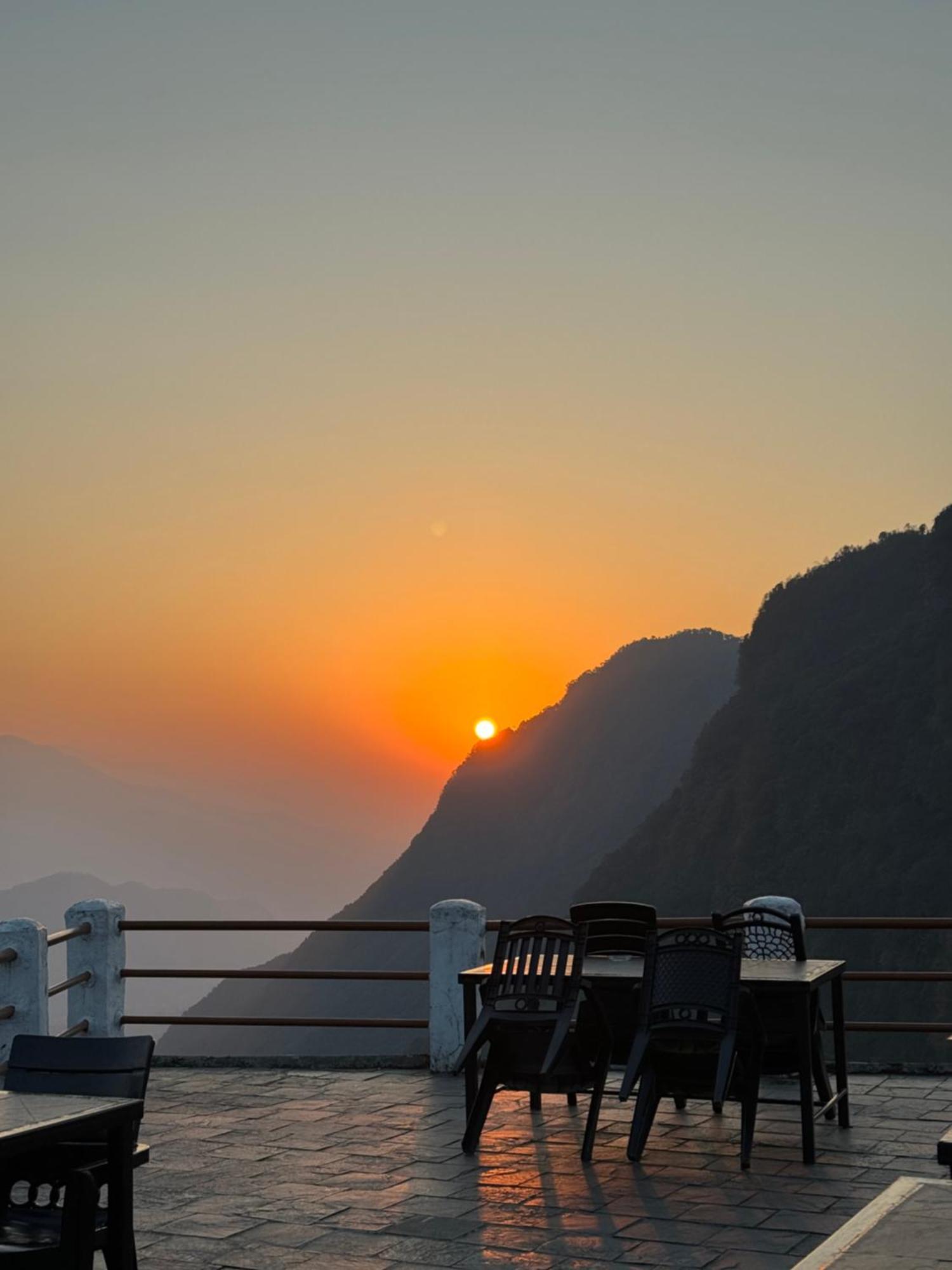Es Deurali Resort Покхара Экстерьер фото